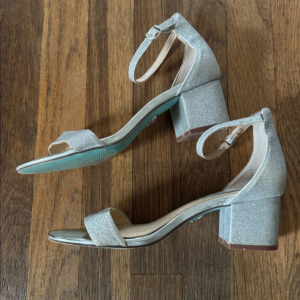 👡Betsey Johnson Miri silver glitter sandals with block heel. Size 8.